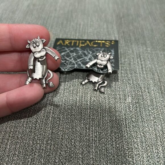 "JJ" Jonette Jewelry Silver Pewter 'COW 3-D' Pierced Earrings - Picture 4 of 4